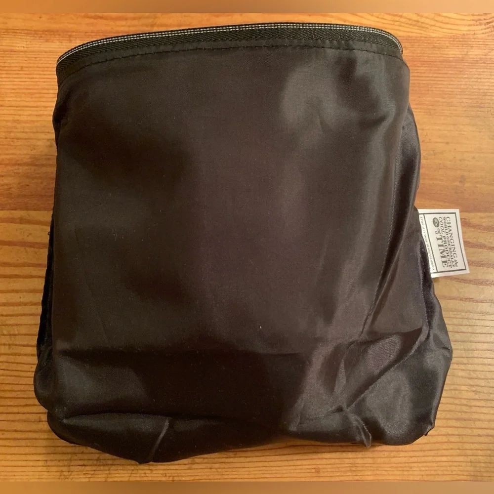 Elizabeth Arden Cosmetic Bag - Picture 5 of 8